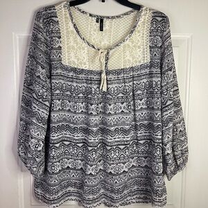 Maurice pattern blouse with little lace. In black and white.